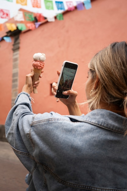 Foto hintere ansichtfrau, die eiscreme aufwirft