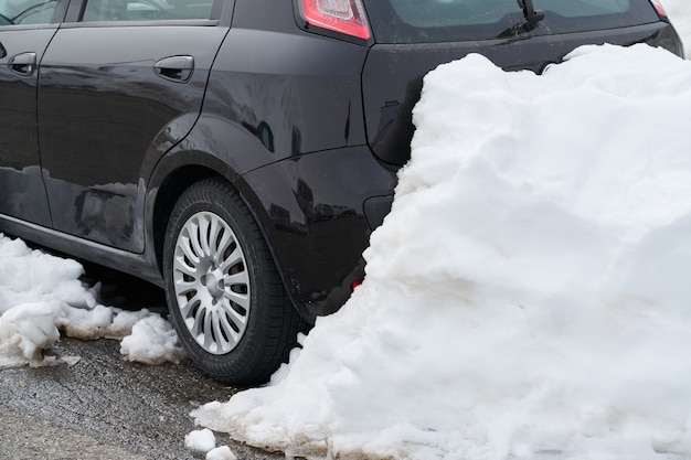 Hinteres Detail des Autos durch Schneehaufen gesperrt