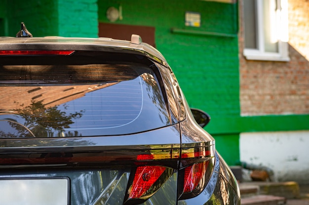 Hinteres Fenster des grauen Autos, das am sonnigen Sommertag auf der Straße geparkt wurde, Rückansicht Mock-up für Aufkleber oder Abziehbilder