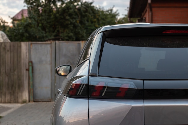 Hinteres Fenster des grauen Autos, das am sonnigen Sommertag auf der Straße geparkt wurde, Rückansicht Mock-up für Aufkleber oder Abziehbilder