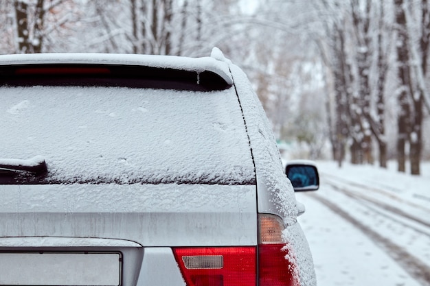 Hinteres Fenster des grauen Autos geparkt auf der Straße im Wintertag, Rückansicht. Modell für Aufkleber oder Abziehbilder