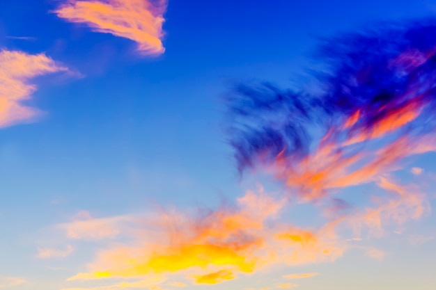 Foto hintergrund - abendhimmel mit hellen bunten wolken