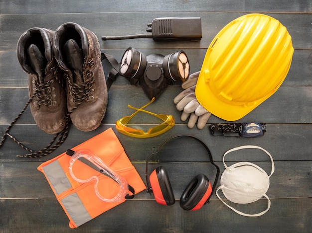Hintergrund Arbeitssicherheitsschutzgeräte Industrie-Schutzgeräte auf Holztisch