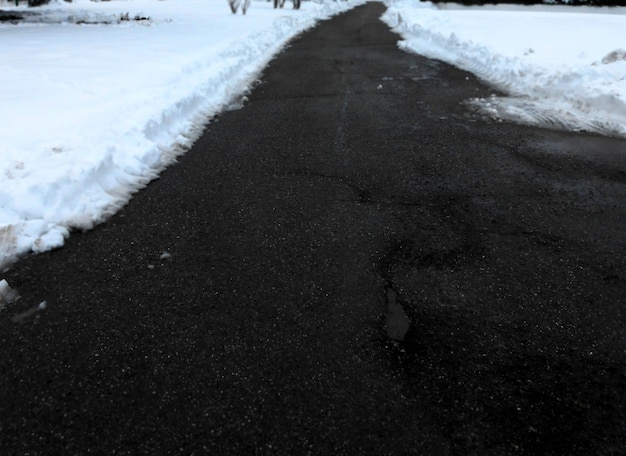 Hintergrund Asphaltstraßenlandschaft mit Schnee