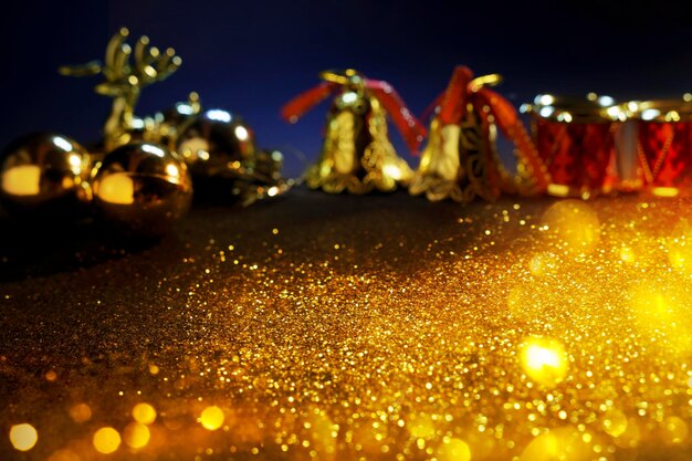 Hintergrund aus abstraktem Goldmaterial und glitzernden Lichtern Gold und schwarze Weihnachtsabenddekoration