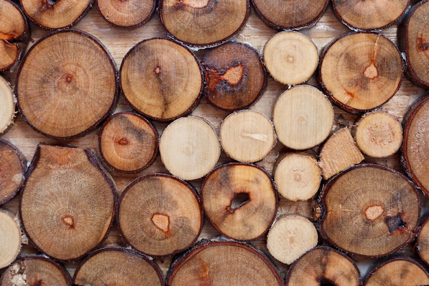 Hintergrund aus echten Holzscheiten