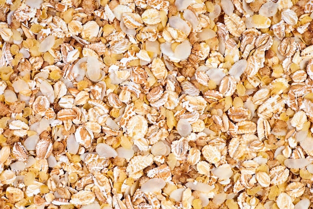 Hintergrund aus einer Mischung von Getreideflocken aus sieben Cerealien, die nicht gekocht werden müssen