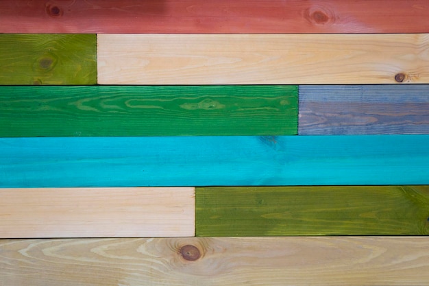 Hintergrund aus mehrfarbigen Holzbrettern.