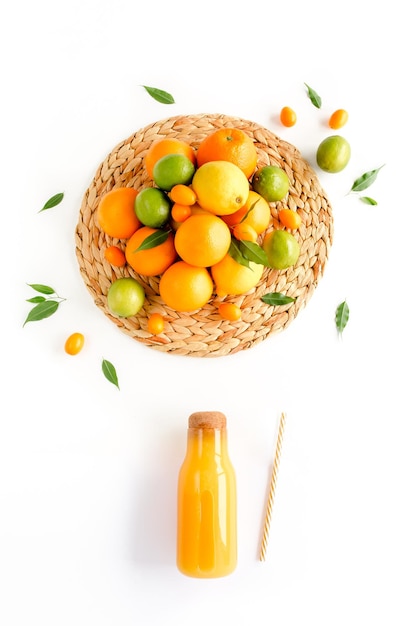 Hintergrund aus sommerlichen tropischen Früchten, Orangenzitrone, Limette und Saft auf weißem Hintergrund