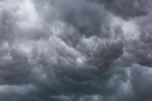 Hintergrund aus stimmungsvollem Himmel und dunklen schwarzen Gewitterwolken. Oberflächenstruktur Gewitterhimmel