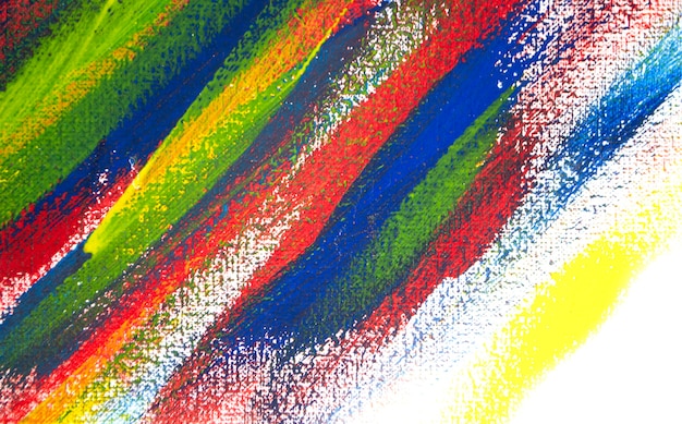 Hintergrund aus verschiedenen Strichen von roter, gelber, grüner und blauer Farbe mit Pinsel auf weißer Hintergrundnahaufnahme. Helle bunte Kulisse von Pinselstrichen. Mischen von Farbstreifen auf weißer Leinwand