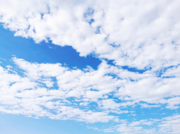 Foto hintergrund aus weißen und flauschigen wolken am blauen himmel