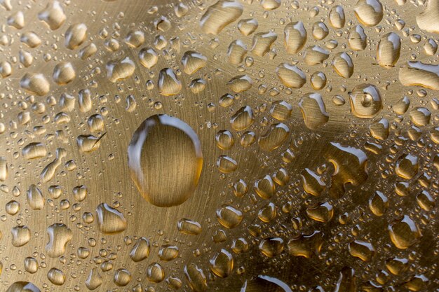 Hintergrund bedeckt mit Wassertropfen in Nahaufnahme