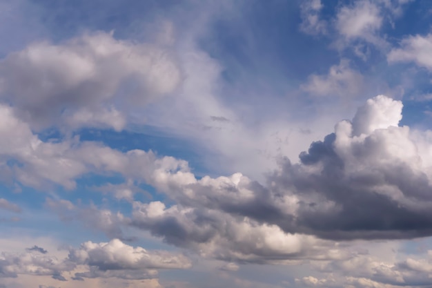 Hintergrund - blauer Himmel mit Regenwolken