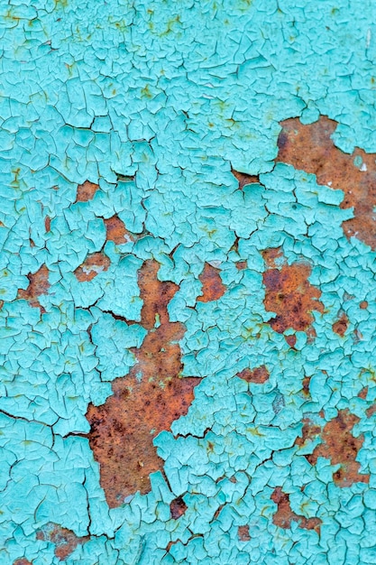 Hintergrund der abblätternden blauen Farbe und des rostigen alten Metalls Rostige und zerkratzte Wand aus lackiertem Metall Erosionsmetall