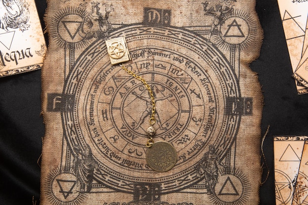 Hintergrund der alten esoterischen Hexerei Okkultim und Heidentum altes Symbol mit mysteriösen Runen und Alphabet