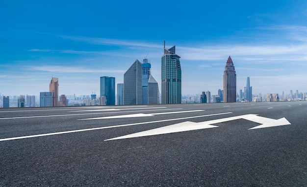 Hintergrund der Asphaltdecke und der urbanen architektonischen Landschaftsskyline