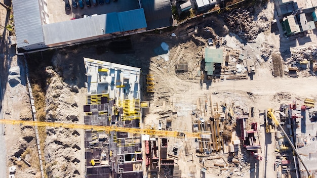 Hintergrund der Baustelle. Hebekräne und neue mehrstöckige Gebäude. Industrieller Hintergrund