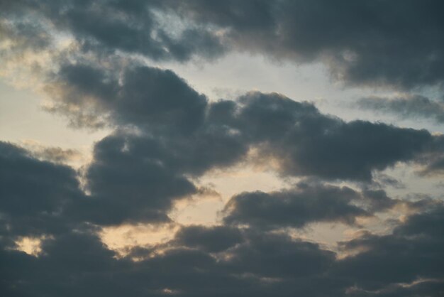 Hintergrund der dunklen Wolken vor einem Gewitter Cumulus-Wolken, die sich in den Himmel bewegen Abendhimmel Wolkengebilde