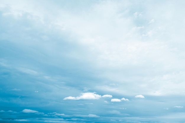 Hintergrund der dunklen Wolken vor einem Gewitter.