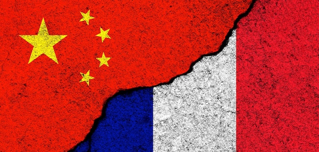 Hintergrund der Flaggen Chinas und Frankreichs Konzept der Politik, Wirtschaft, Kultur und Konflikte, Krieg, Freundschaften und Zusammenarbeit Auf Betonwänden Bannerfoto gemalt