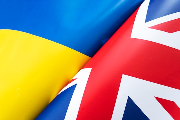 Hintergrund der Flaggen der Ukraine und Großbritanniens. Das Konzept der Interaktion oder Gegenwirkung zwischen zwei Ländern. Internationale Beziehungen, politische Verhandlungen, Sportwettbewerb