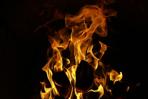 Hintergrund der Flamme im Ofen Feuerzungen in einem gemauerten Kamin Fire Texture