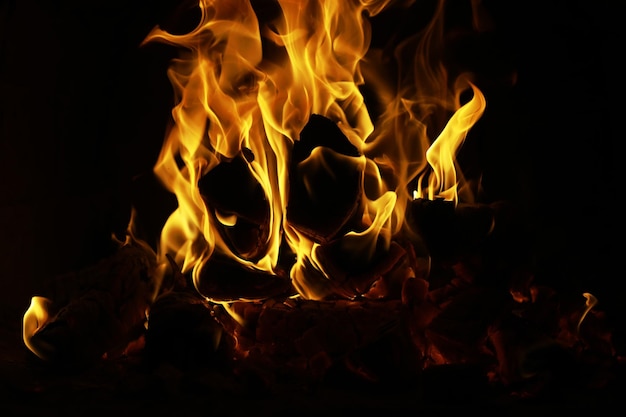 Hintergrund der Flamme im Ofen Feuerzungen in einem gemauerten Kamin Fire Texture