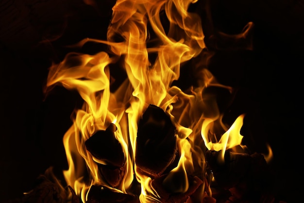 Hintergrund der Flamme im Ofen Feuerzungen in einem gemauerten Kamin Fire Texture