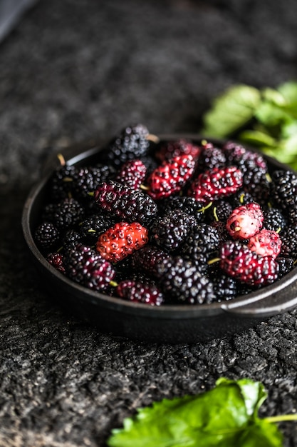 Hintergrund der frischen Maulbeeren. Verschiedene schwarze Sommerfrüchte.