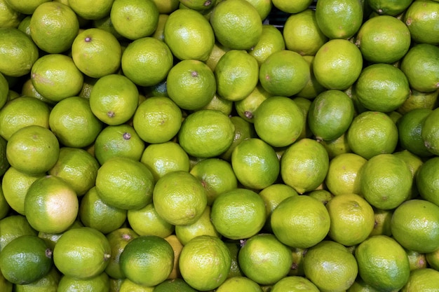 Hintergrund der frischen reifen Limette auf dem Tisch.