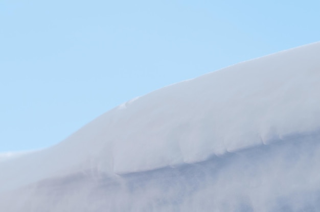 Hintergrund der frischen Schneebeschaffenheit im Blauton