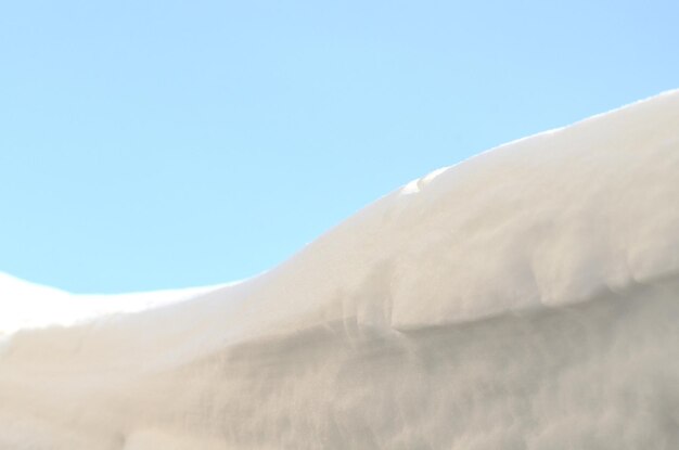 Hintergrund der frischen Schneebeschaffenheit im Blauton