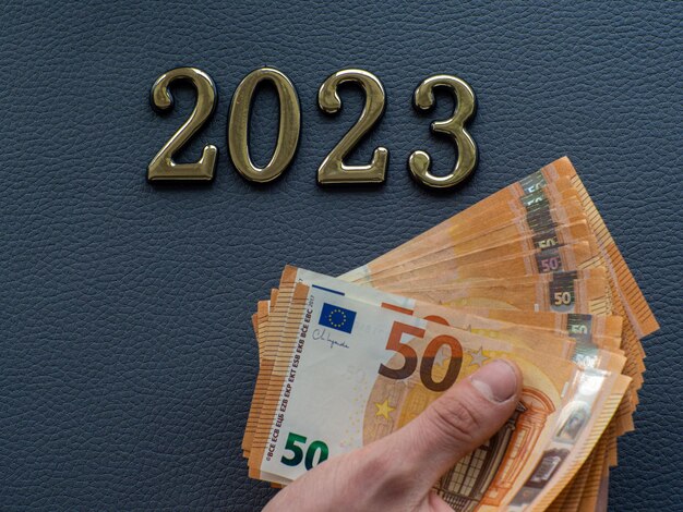 Hintergrund der fünfzig Euro-Banknoten und 2023