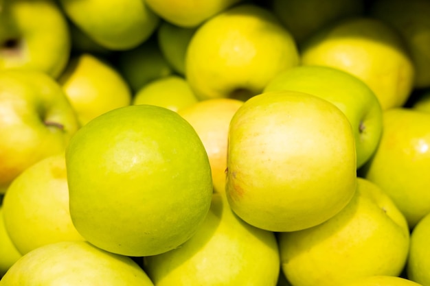 Hintergrund der grünen Äpfel zum Verkauf auf dem lokalen Markt