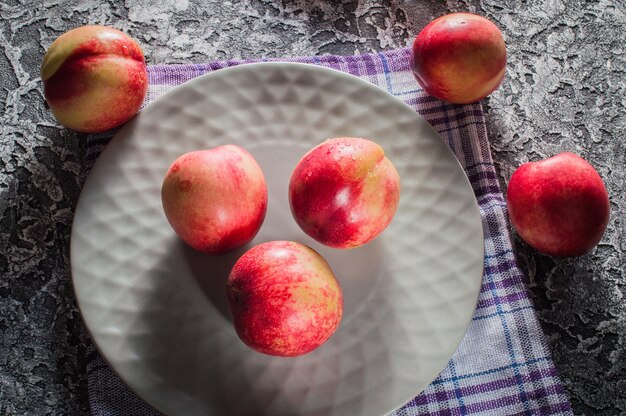 Hintergrund der hellen und reifen Nektarinen im Vollbildmodus Herbsttapete von exotischen Südfrüchten Das Konzept der Ernte