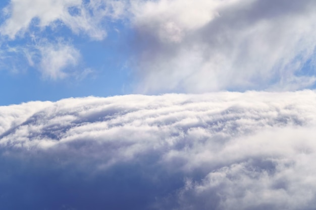 Hintergrund der hohen Wolken, die den Berg und den blauen Himmel über den Wolken bedecken.