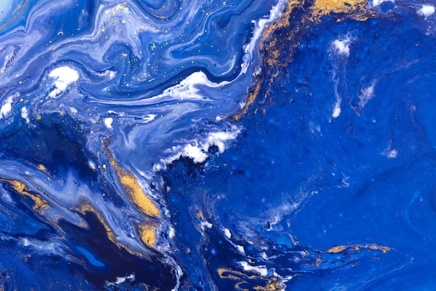 Hintergrund der luxuriösen flüssigen Kunstmalerei Verschüttete Acrylfarbe in Blau, Weiß und Gold Flüssiger Marmor