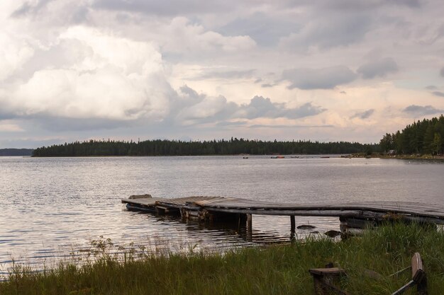 Hintergrund der Meeresküstenbucht in der Region Nilmogub Murmansk Holzbrücken