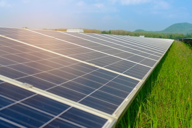 Hintergrund der Photovoltaik-Zellfarm oder des Sonnenkollektorfeldes umweltfreundliche und saubere Energie