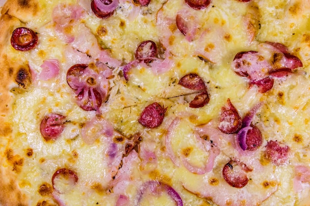 Hintergrund der Pizza mit Wurstschinken und Parmesankäse