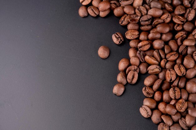 Hintergrund der Portion in Bio-Kaffeebohnen in der rechten Ecke mit Schwarz