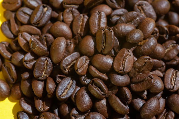 Hintergrund der reifen und frisch gerösteten Kaffeebohnen