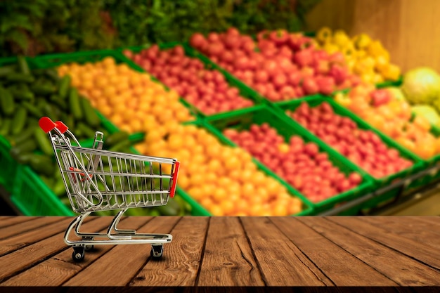 Hintergrund der Supermarkttabelle Eine Theke mit verschwommenem Gemüse und leerem Holztisch Lebensmittelgeschäft