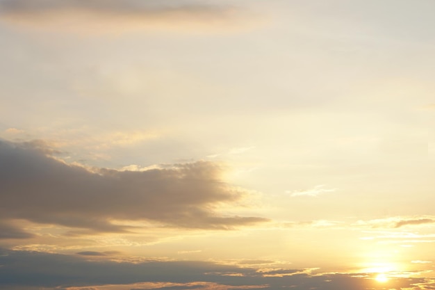 Hintergrund der untergehenden Sonne am Abend