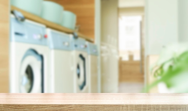 Hintergrund der Waschküche Verschwommene Hauswaschküche mit Holztischanzeige für Produkte