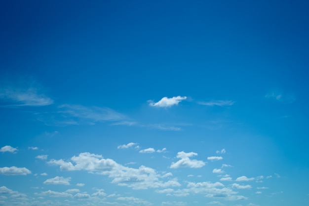 Hintergrund des blauen Himmels mit bewölktem.