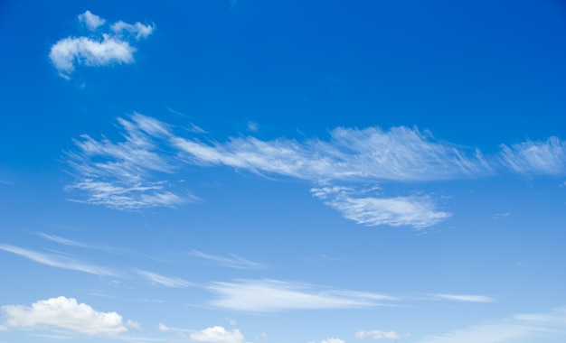 Foto hintergrund des blauen himmels mit bewölktem.