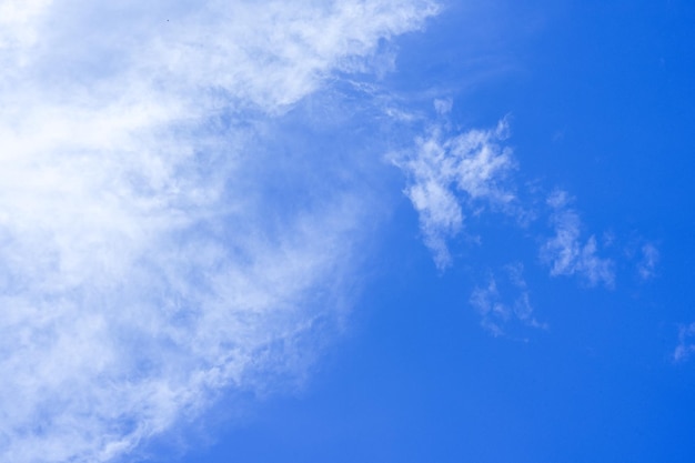 Hintergrund des blauen Himmels mit fließenden Wolken