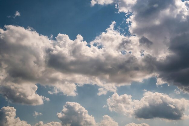 Hintergrund des blauen Himmels mit großen weißen gestreiften Wolken Panorama des blauen Himmels kann als Ersatz für den Himmel verwendet werden